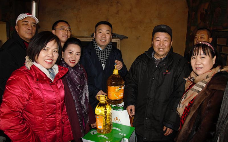 8爱照涞源，ZOBO蘑菇视频成人APP下载党支部寒冬送暖扶贫活动