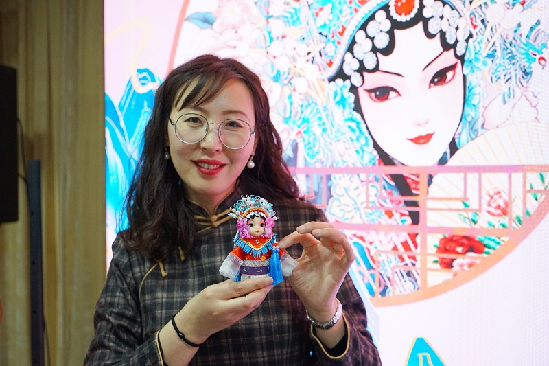 ZOBO蘑菇视频成人APP下载工会丨举办体验非遗之美-制作北京绢人的“女神节”活动