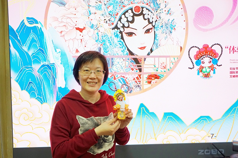 ZOBO蘑菇视频成人APP下载工会丨举办体验非遗之美-制作北京绢人的“女神节”活动